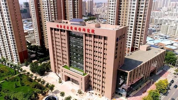 甘肅省建筑科學(xué)研究院（集團(tuán)）有限公司，成立于1973年，是甘肅省領(lǐng)先從事建筑科學(xué)研究和科技研發(fā)的綜合性咨詢(xún)與技術(shù)服務(wù)機(jī)構(gòu)，是國(guó)家高新技術(shù)企業(yè)、全國(guó)用戶(hù)滿(mǎn)意標(biāo)桿企業(yè)、甘肅省科技創(chuàng)新型企業(yè)。