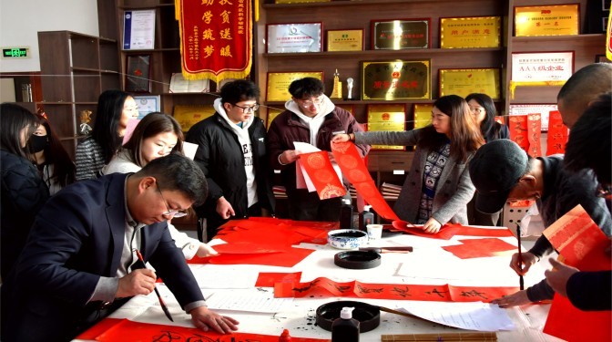 “筆墨傳情迎蛇年，春聯(lián)送福暖人心”——甘肅建科院工會開展春節(jié)送福送春聯(lián)活動