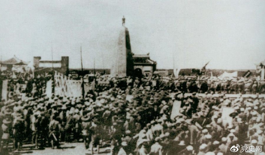 　　1931年6月，紅七軍到達中央革命根據(jù)地江西興國縣，編入彭德懷率領(lǐng)的紅三軍團。圖為當(dāng)時會師的情形。