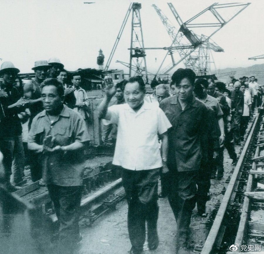 1980年7月12日，鄧小平到葛洲壩水利樞紐工程視察。