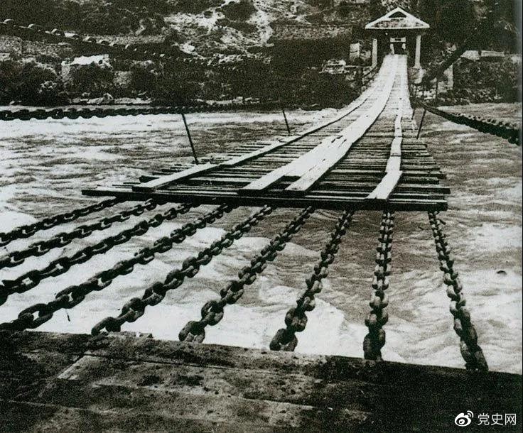 　　1935年5月29日，中央紅軍左縱隊(duì)先頭部隊(duì)在瀘定橋西頭發(fā)起奪橋戰(zhàn)斗，勝利搶占大橋。圖為瀘定橋。