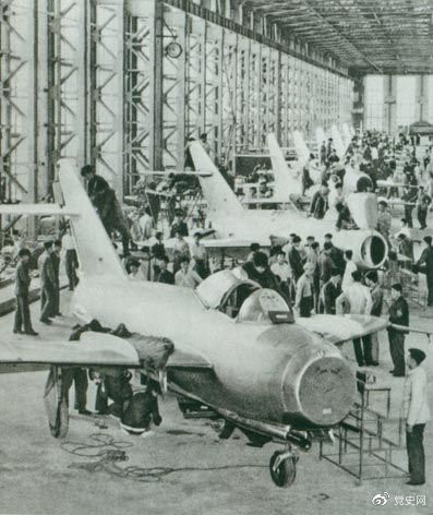 　　1956年7月19日，國產(chǎn)第一架噴氣式戰(zhàn)斗機(jī)在沈陽首次試飛成功，標(biāo)志著中國具備了獨(dú)立研制空軍武器裝備的能力。圖為國產(chǎn)第一批噴氣式飛機(jī)即將出廠。