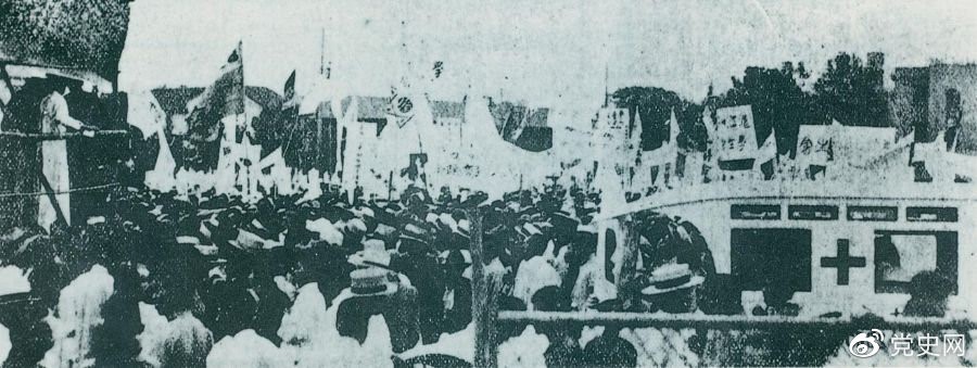 　　1925年6月7日，中國共產黨通過上海總工會聯(lián)合上海學生聯(lián)合會、上海各馬路商界聯(lián)合會等，成立了上海反帝運動的領導機關——工商學聯(lián)合會。11日，在該會的主持下，上海20萬群眾集會，通過了逞兇、賠償、取消領事裁判權等17項對外交涉條件。圖為大會盛況。
