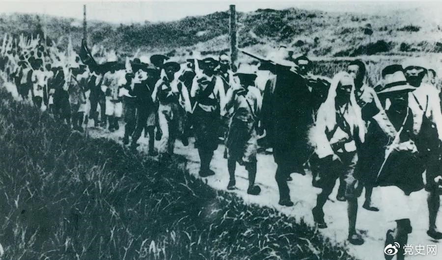 　　1931年5月16日至31日，紅一方面軍在毛澤東、朱德指揮下，連續(xù)打了5個勝仗，殲敵3萬余人，繳槍2萬余支，打退了國民黨軍隊的第二次“圍剿”。圖為行軍中的紅軍。