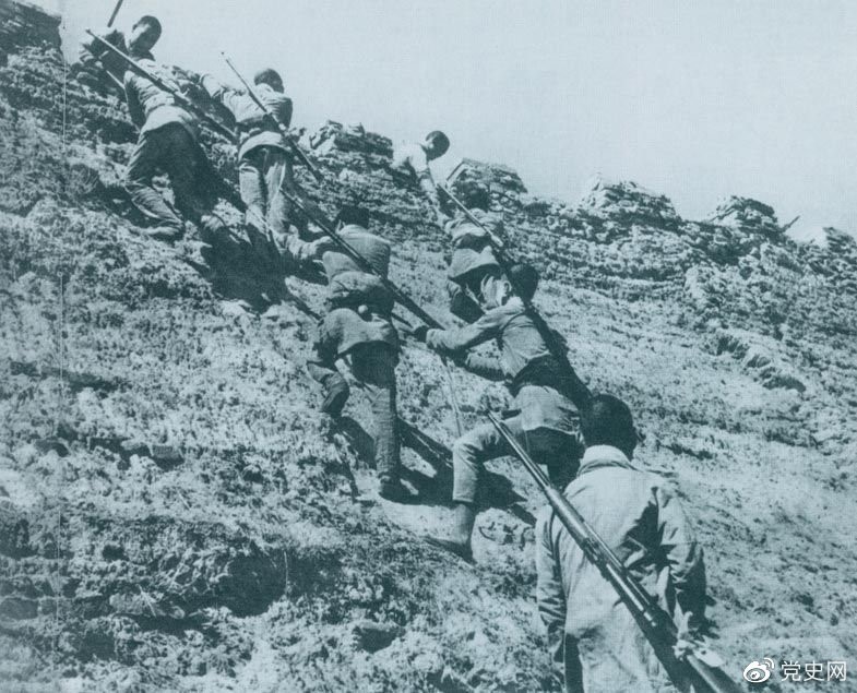 1945年6月25日，八路軍冀中部隊攻克河北獻縣。圖為部隊奮勇攀登城墻。