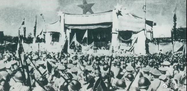 1950年5月19日，人民解放軍解放舟山群島。圖為舟山軍民舉行慶祝解放大會(huì)。