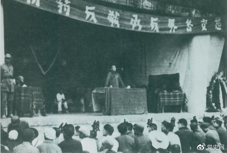 　　1946年7月26日，朱德在延安各界反對(duì)內(nèi)戰(zhàn)動(dòng)員大會(huì)上發(fā)表講話，號(hào)召全國(guó)人民團(tuán)結(jié)起來(lái)，打退國(guó)民黨軍對(duì)解放區(qū)的進(jìn)攻。