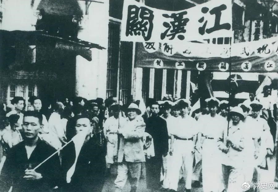1949年5月17日，第四野戰(zhàn)軍解放武漢。圖為武漢人民歡慶解放。