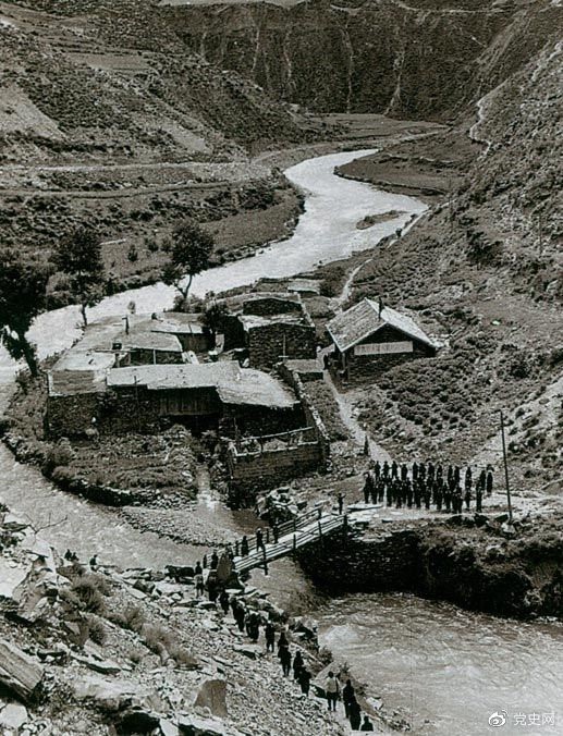 　　1935年6月12日，中央紅軍先頭部隊(duì)在夾金山北麓四川懋功達(dá)維鎮(zhèn)同紅四方面軍先頭部隊(duì)勝利會(huì)師。圖為當(dāng)年的會(huì)師橋。