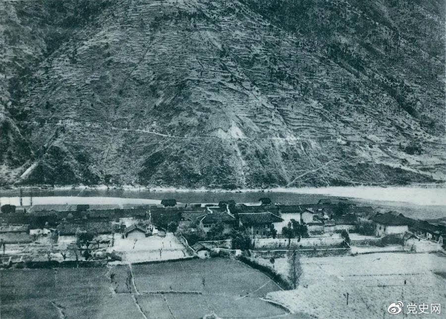 　　1935年5月25日，紅一方面軍到達(dá)大渡河南岸的安順場(chǎng)。紅軍17名勇士靠一葉孤舟強(qiáng)渡大渡河，為沿大渡河左岸北上的部隊(duì)打開(kāi)了一條通道。圖為安順場(chǎng)一角。