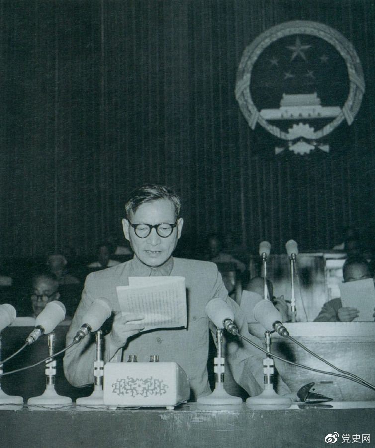 1955年7月，陳云在一屆全國人大二次會(huì)議上作堅(jiān)持和改進(jìn)糧食統(tǒng)購統(tǒng)銷工作的報(bào)告。
