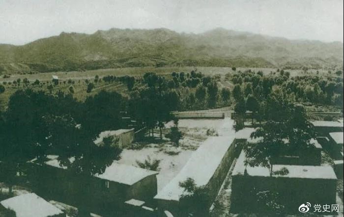 1948年5月，中共中央和人民解放軍總部由陜北遷到河北平山縣西柏坡。圖為中央領(lǐng)導(dǎo)人辦公處所俯瞰。