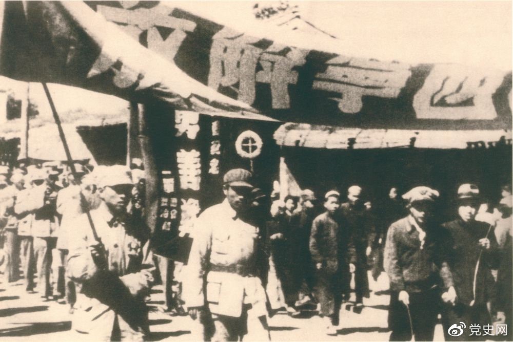 1949年9月，青海西寧解放。圖為人民解放軍列隊(duì)進(jìn)入西寧城區(qū)。