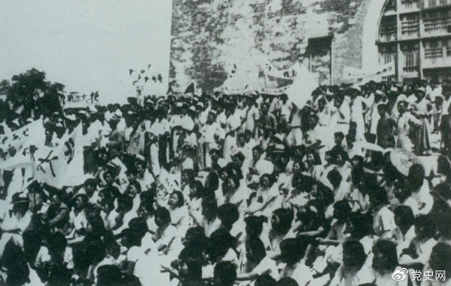 1936年6月13日，北平學(xué)生與市民在鼓樓前舉行聲勢浩大的抗日集會(huì)。