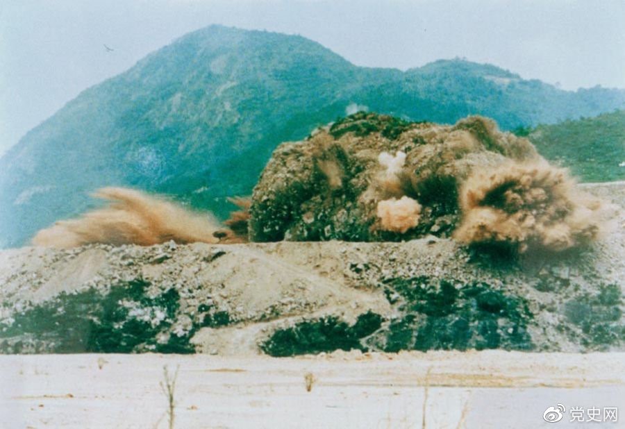 1979年7月20日，深圳蛇口工業(yè)區(qū)的建設(shè)者點(diǎn)燃開山炮時(shí)的場(chǎng)面。
