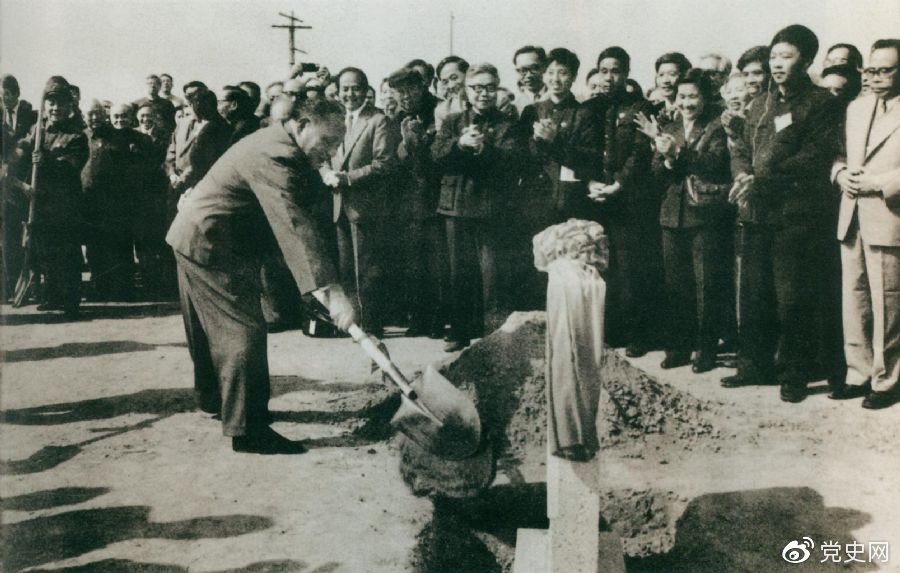 1984年10月7日，鄧小平出席北京正負(fù)電子對(duì)撞機(jī)國(guó)家實(shí)驗(yàn)室奠基儀式，并為奠基石培土。