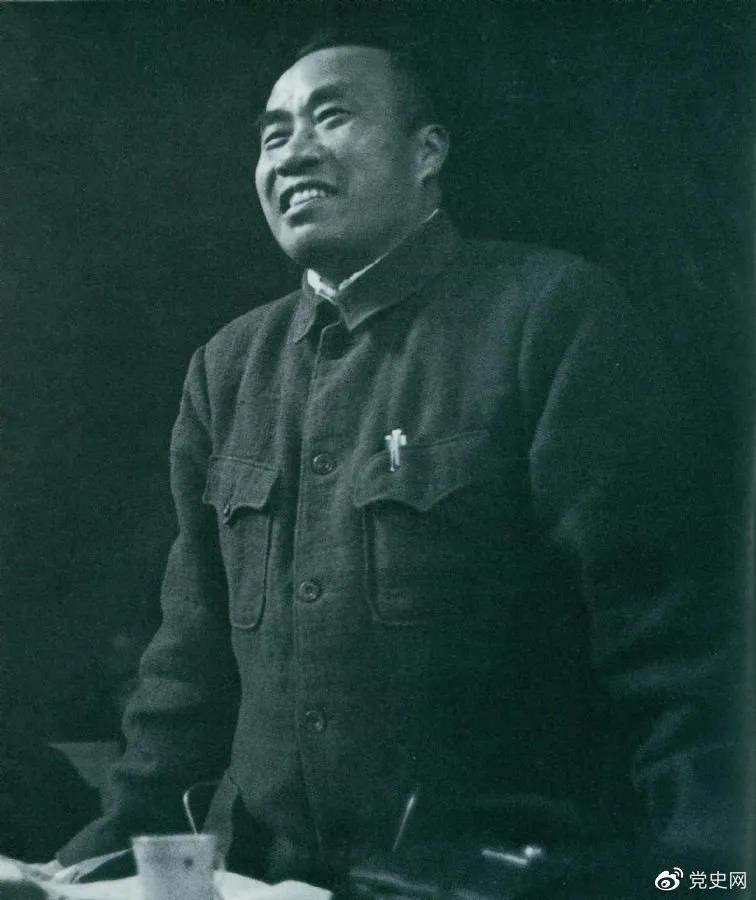 1945年4月25日，朱德在中國共產(chǎn)黨第七次全國代表大會上作題為《論解放區(qū)戰(zhàn)場》的軍事報告。