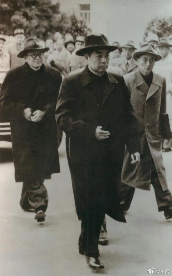 1954年4月26日，日內(nèi)瓦會(huì)議開幕。圖為周恩來率中國代表團(tuán)進(jìn)入會(huì)場(chǎng)。