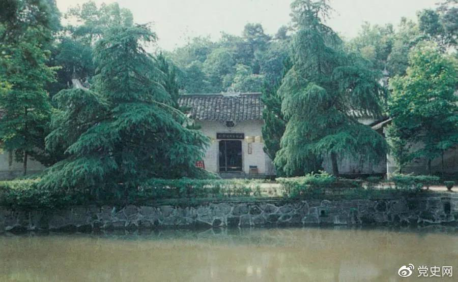 圖為任弼時(shí)故居。1904年4月30日，任弼時(shí)出生在湖南省湘陰縣熟塘鄉(xiāng)唐家橋（今屬汨羅市）。