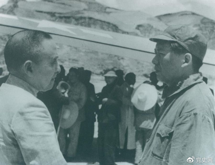 1945年7月1日，毛澤東歡迎黃炎培等民主人士來延安參觀。