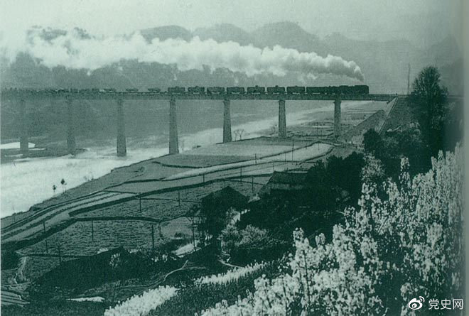 1972年10月13日，湘黔鐵路全線通車，從而使西南地區(qū)多了一條通道，大大縮短了西南地區(qū)與湖南省以至華東地區(qū)的距離。