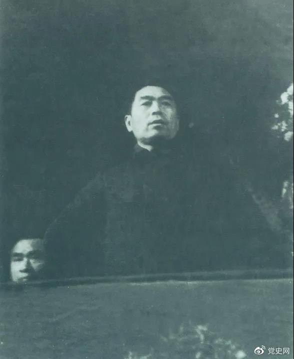 圖為周恩來(lái)在中國(guó)共產(chǎn)黨第七次全國(guó)代表大會(huì)上發(fā)言。