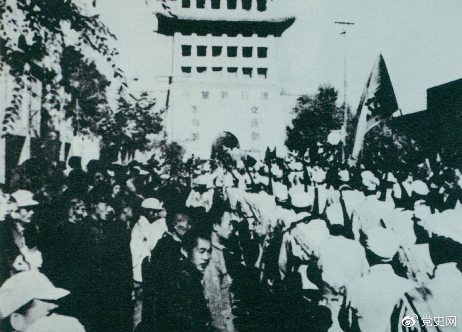 1949年8月，蘭州解放。圖為第一野戰(zhàn)軍開進(jìn)蘭州市區(qū)。