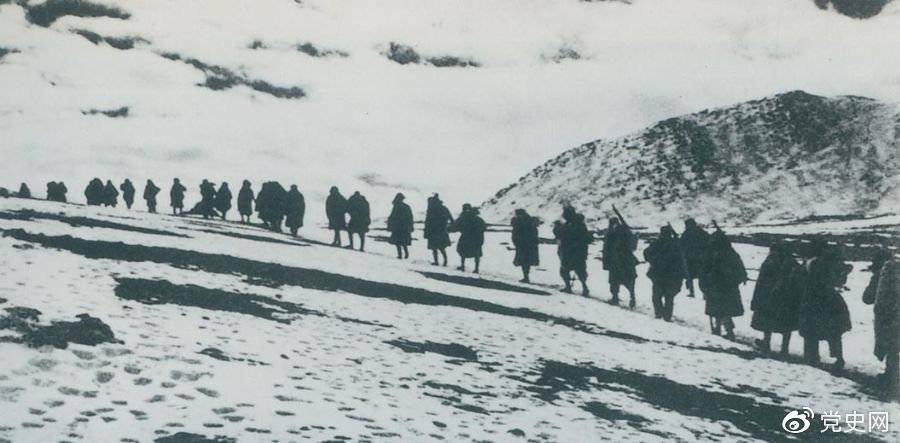 1950年3月，人民解放軍開始向西藏進軍，10月6日至24日進行了昌都戰(zhàn)役，攻占昌都，打開了進軍西藏的大門，為和平解放西藏奠定了基礎(chǔ)。圖為迂回昌都南路的人民解放軍行進在海拔5000米的怒山山脈雪嶺上。
