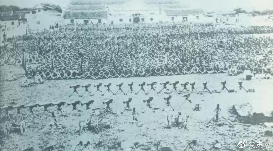 1932年4月20日，由紅一軍團(tuán)和紅五軍團(tuán)組成的東路軍攻占漳州，圖為攻占漳州后的部隊(duì)情形。