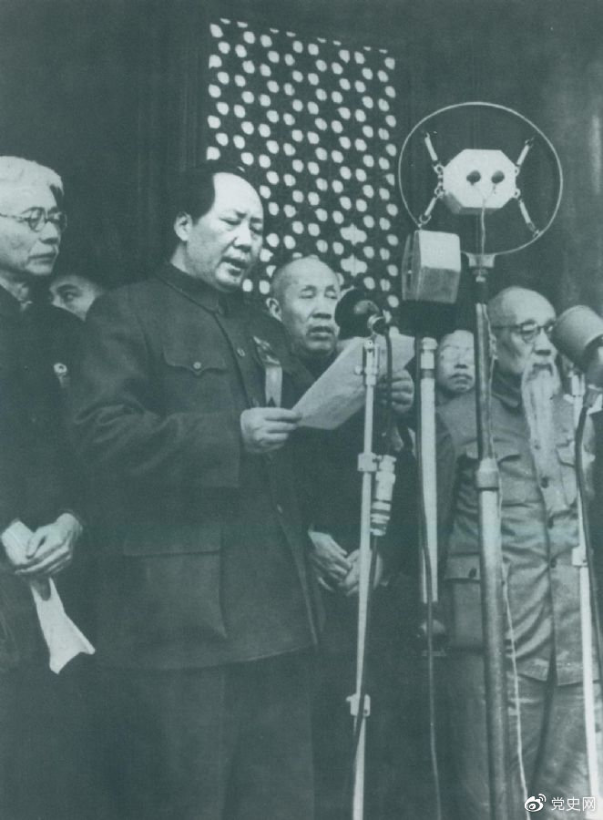 　　開國大典。1949年10月1日，毛澤東在天安門城樓上莊嚴(yán)宣告：中華人民共和國成立了！