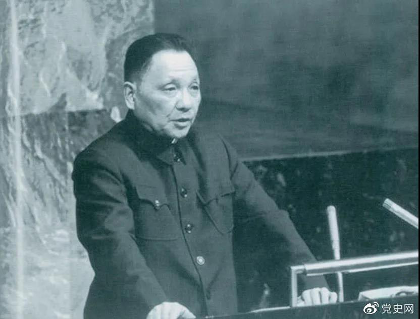 1974年4月10日，鄧小平在聯(lián)合國(guó)大會(huì)第六屆特別會(huì)議上發(fā)言。
