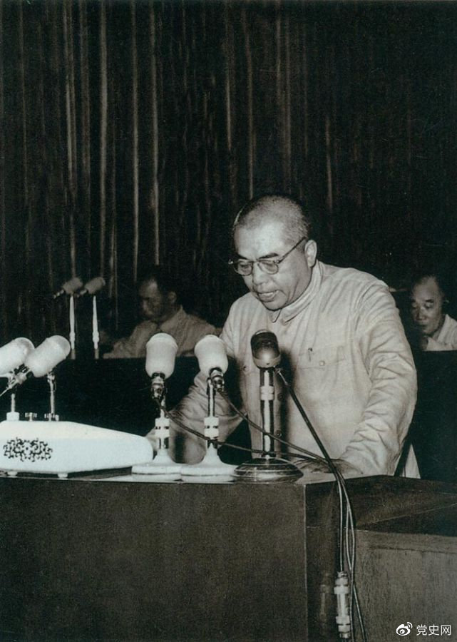 1955年7月30日，一屆全國人大二次會議通過《中華人民共和國兵役法》。圖為國防部部長彭德懷在會上作報告。