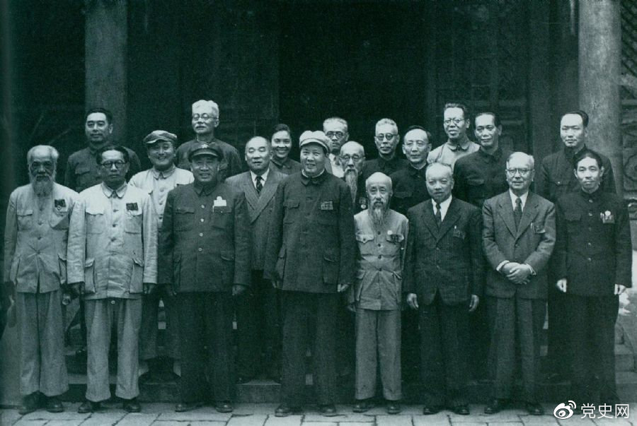 1949年7月5日，新政治協(xié)商會(huì)議籌備會(huì)常務(wù)委員合影。