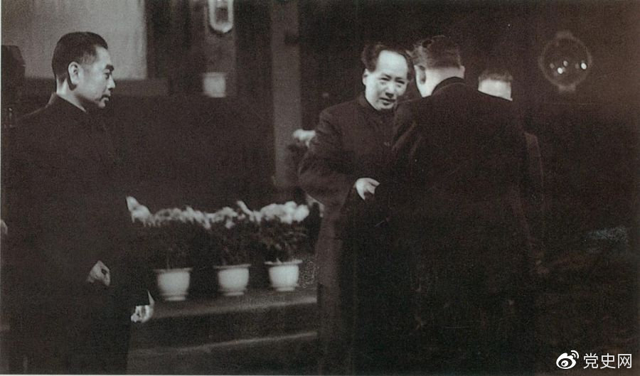 1949年10月2日，蘇聯(lián)政府首先承認(rèn)中華人民共和國(guó)。10月3日，中蘇正式建交。圖為蘇聯(lián)第一任駐中國(guó)大使向毛澤東主席呈遞國(guó)書(shū)。