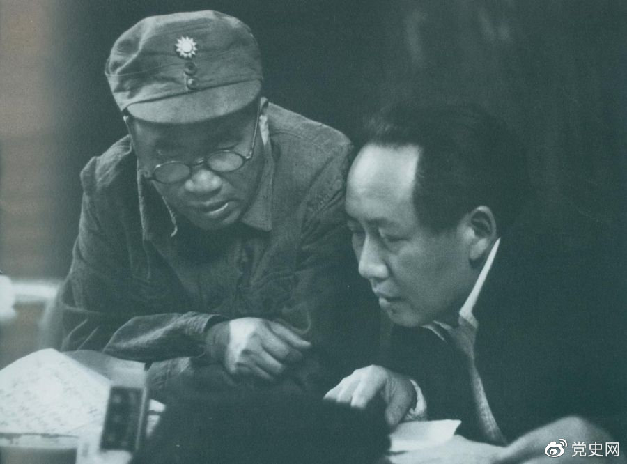1945年4月，毛澤東和朱德在中國共產(chǎn)黨第七次全國代表大會上。