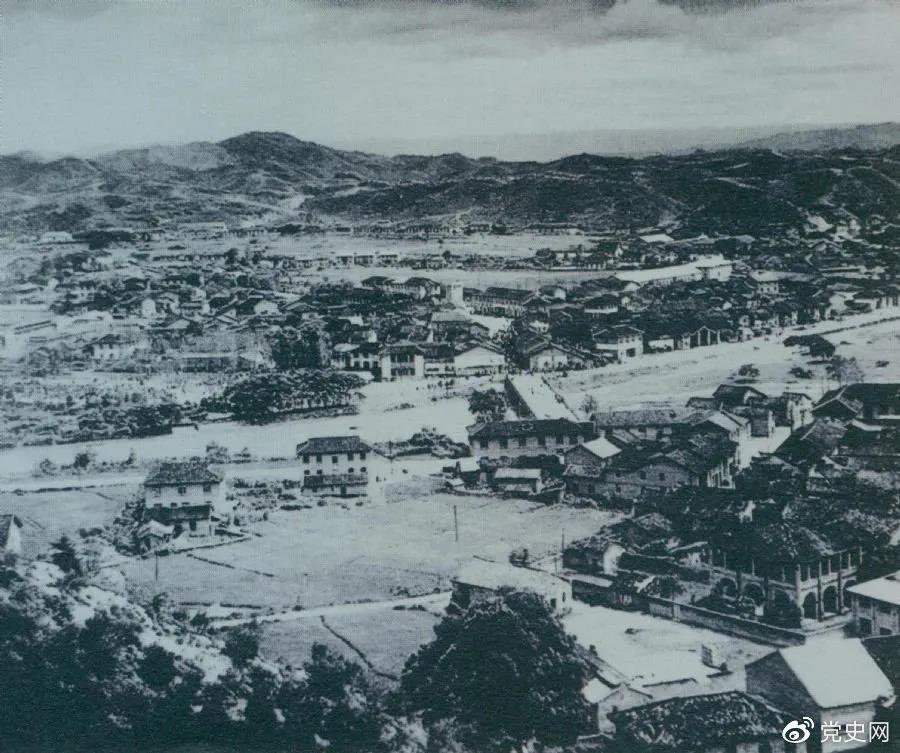 1928年4月，朱德率領(lǐng)南昌起義余部到達井岡山，與毛澤東領(lǐng)導(dǎo)的部隊勝利會師。圖為會師地點礱市全景。