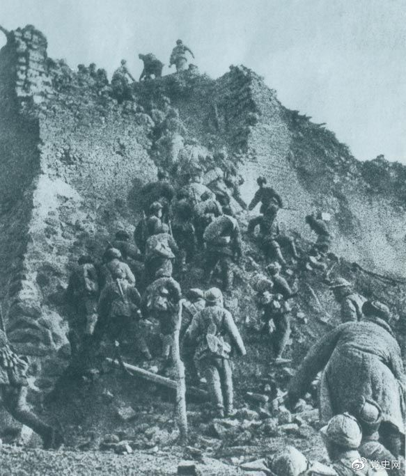 1948年12月，人民解放軍向新保安守?cái)嘲l(fā)起攻擊。這是解放軍戰(zhàn)士登上新保安城頭。 