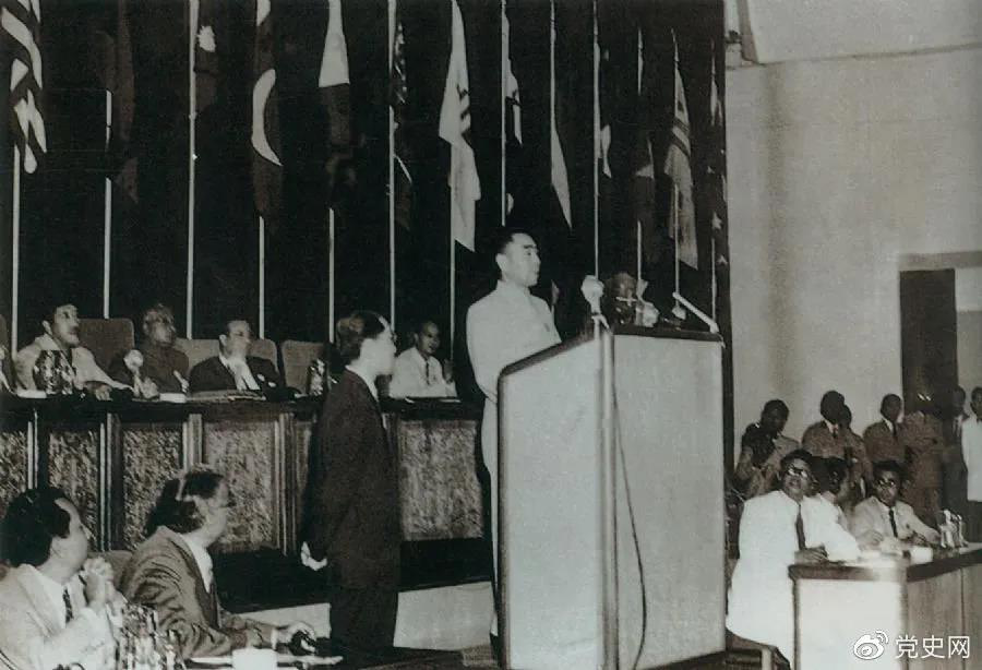 1955年4月18日，亞非會議在萬隆開幕。圖為19日周恩來在會議上發(fā)言。