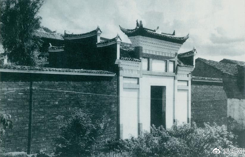 1927年10月3日，毛澤東率領湘贛邊界秋收起義部隊到達江西寧岡縣古城，主持召開前委擴大會議，討論在井岡山建立革命根據(jù)地的問題。圖為會議舊址。