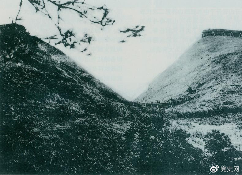 井岡山黃洋界哨口。1928年8月30日，紅軍以不足一個(gè)營(yíng)的兵力，在這里擊退湘贛敵軍的進(jìn)攻，取得黃洋界保衛(wèi)戰(zhàn)的勝利。至11月，紅軍又打破了兩省敵軍對(duì)井岡山根據(jù)地的第二次“會(huì)剿”。