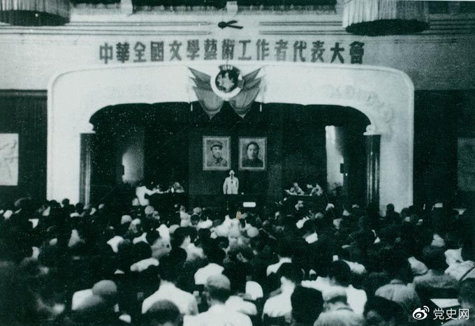 1949年7月2日至19日，第一次中華全國文學藝術(shù)工作者代表大會在北平召開。圖為大會會場。