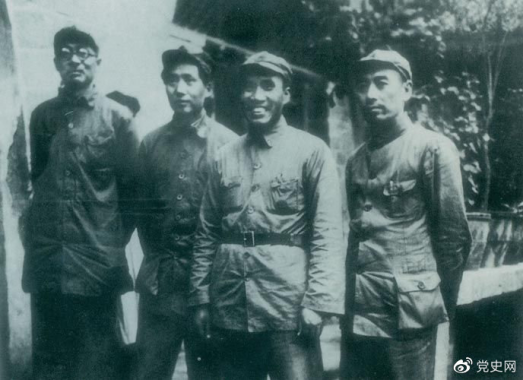 1937年8月22日至25日，中共中央在洛川馮家村舉行政治局擴大會議（即洛川會議）。圖為毛澤東和朱德、周恩來、林伯渠的合影。