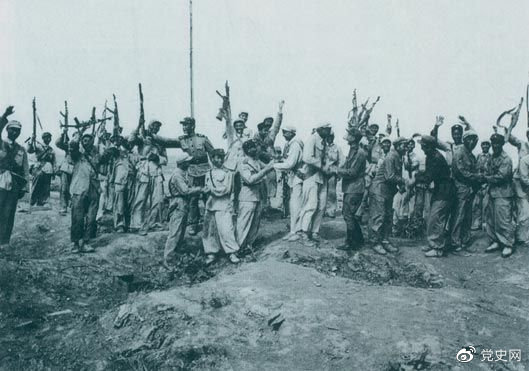 1953年7月28日，朝鮮人民軍來(lái)到志愿軍陣地上，互相祝賀、共同歡呼抗美斗爭(zhēng)的偉大勝利。