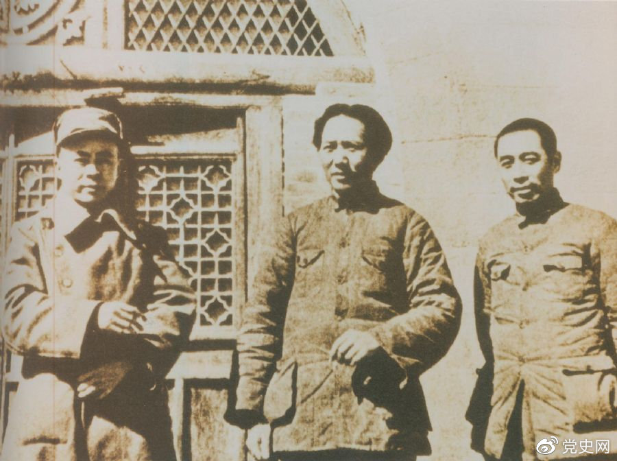 洛川會議上組成了新的中共中央革命軍事委員會，毛澤東為書記（亦稱主席）。這是毛澤東、周恩來和任弼時的合影。