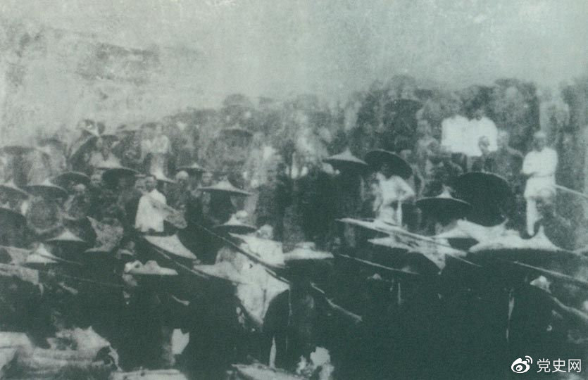 　　1926年7月9日，國民革命軍開始北伐。兩天后，北伐軍的先頭部隊葉挺獨立團攻占了長沙。然后向武漢進攻。一路上，迅猛發(fā)展的農民運動有力地配合了北伐戰(zhàn)爭。在湖南、江西、湖北，農民運動越來越引人注目。這是支援北伐戰(zhàn)爭的農民自衛(wèi)軍。