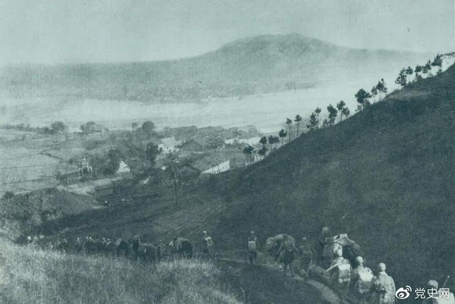 1945年4月6日，太行部隊(duì)等向白晉、同蒲沿線上的日軍展開攻擊。這是八路軍向祁縣開進(jìn)。